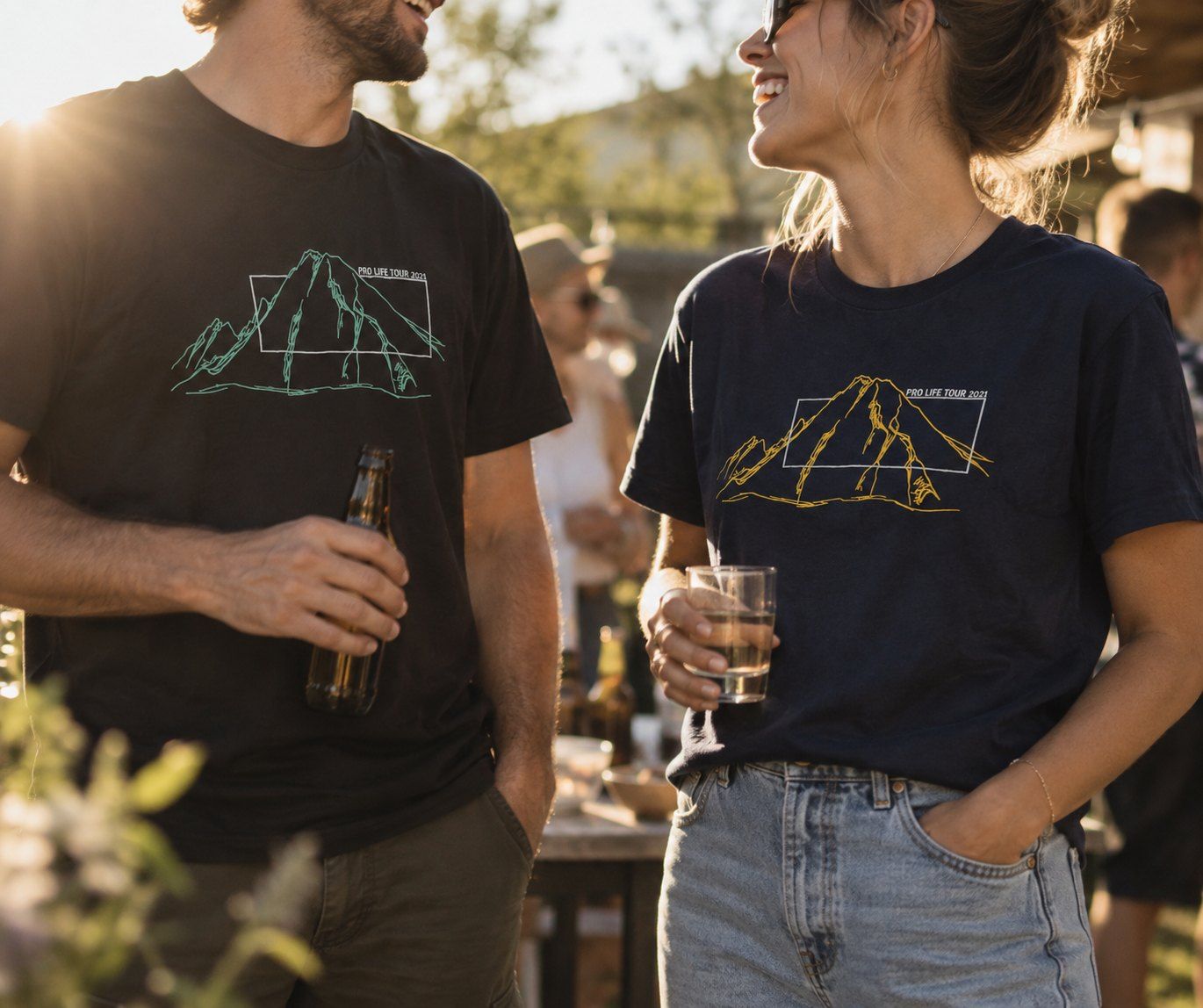 Event-Shirts mit Linienmotiv im Siebdruck, zwei Farbvarianten
