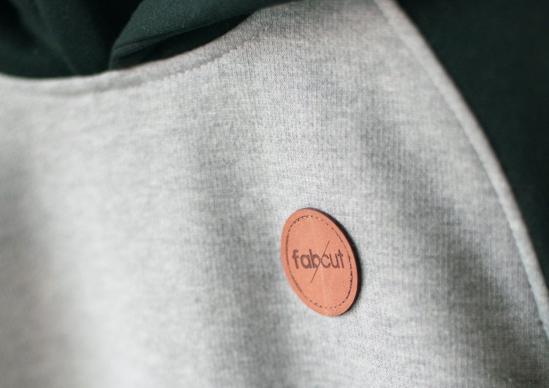Lederlabel und Patch auf Hoodie