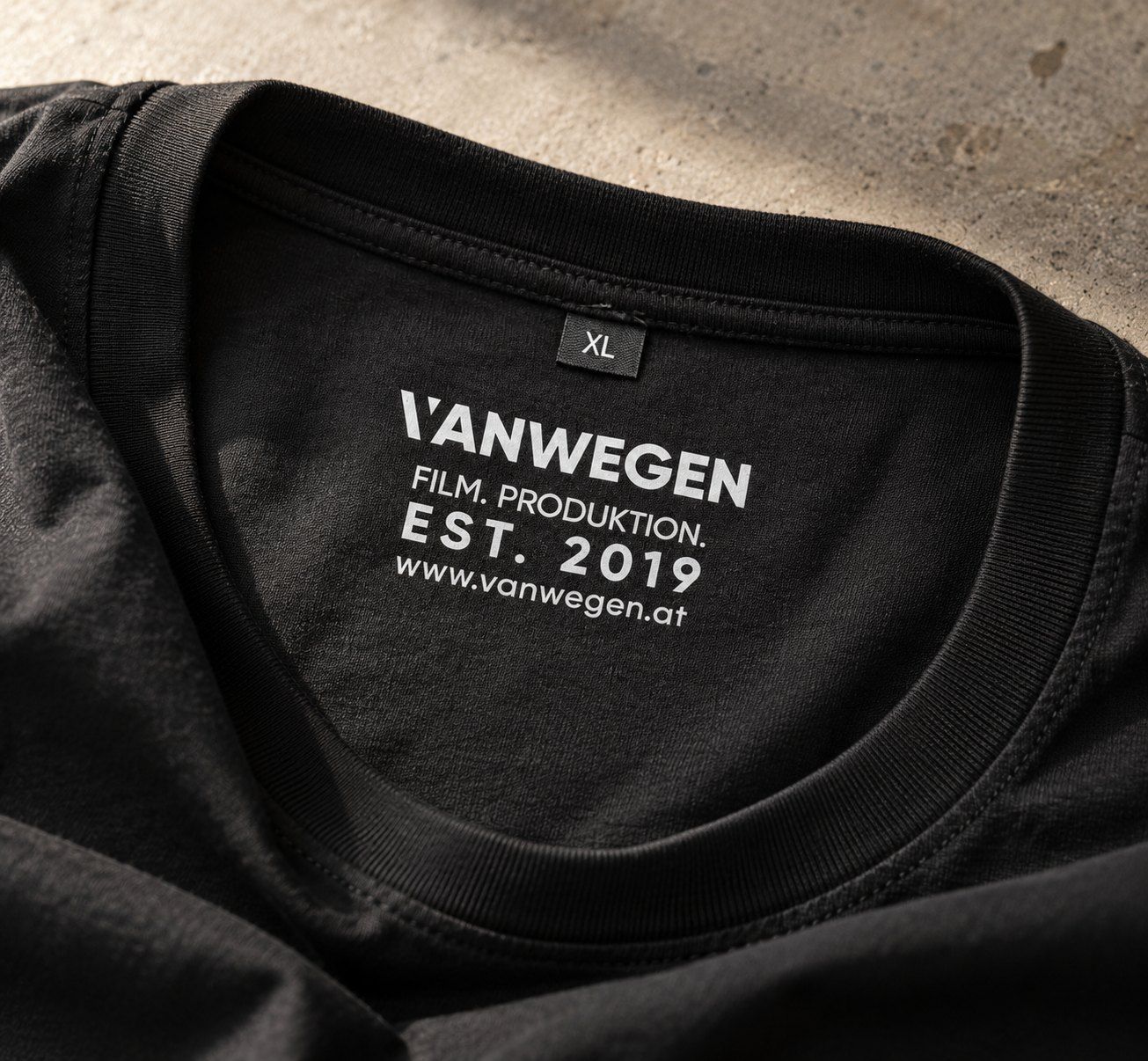 Innendruck im Nacken eines VANWEGEN-Shirts mit Größe und Schriftzug